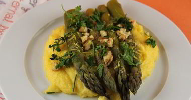 Рецепт Поленты со спаржей, голубым сыром и грецкими орехами