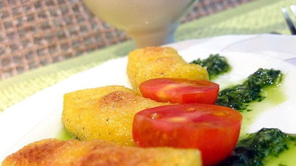 Как приготовить запеченную поленту с песто