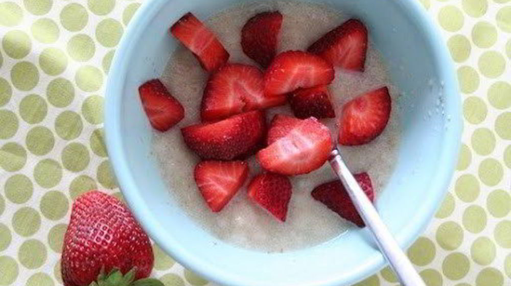 Как приготовить кокосовую манную кашу с клубникой