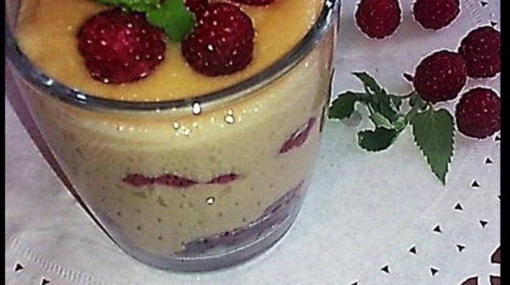 Как приготовить манную кашу на ряженом молоке с малиной