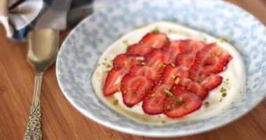 Рецепт Манной каши с клубникой и розовой водой