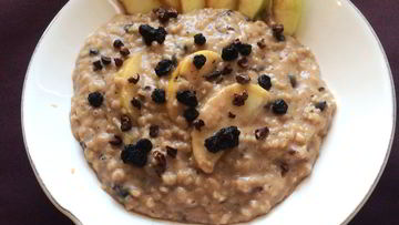 Рецепт Овсяной каши с антоновкой, сушенной черникой и ревенем