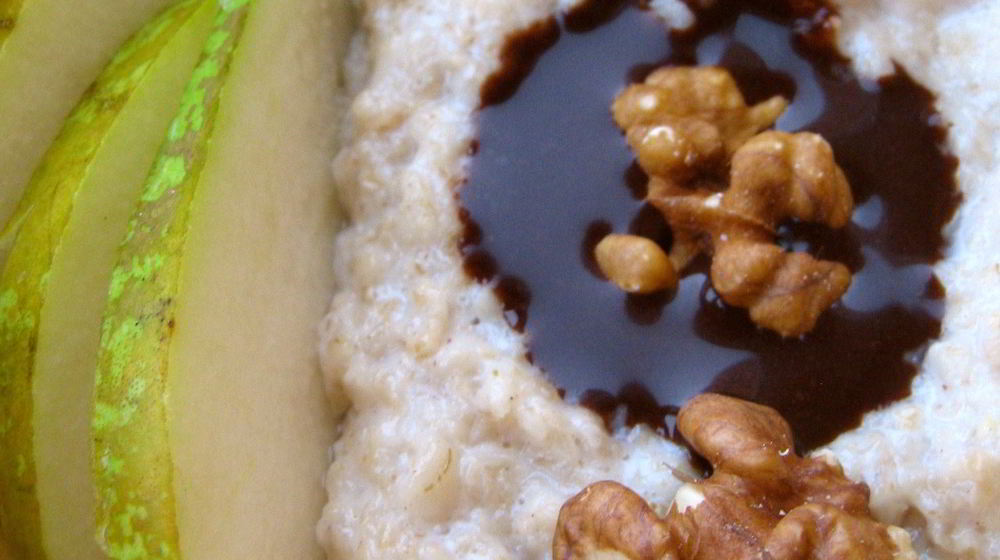 Как приготовить овсяную кашу с грушей, грецким орехом и острым шоколадным соусом