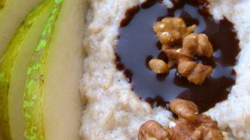 Рецепт Овсяной каши с грушей, грецким орехом и острым шоколадным соусом