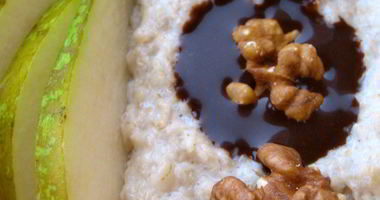 Рецепт Овсяной каши с грушей, грецким орехом и острым шоколадным соусом