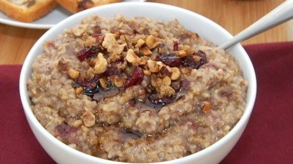 Как приготовить овсяную кашу с сушеной вишней и фундуком