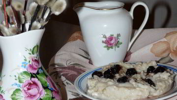 Рецепт Овсяной каши с вишневыми ягодами и молоком