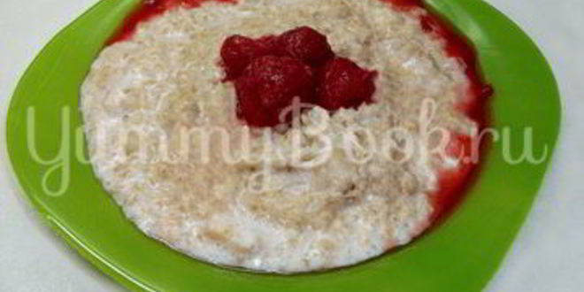 Рецепт овсяной каши с яблоками, грецкими орехами и клубникой