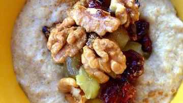 Рецепт Овсяной каши с яблоком, клюквой и грецким орехом