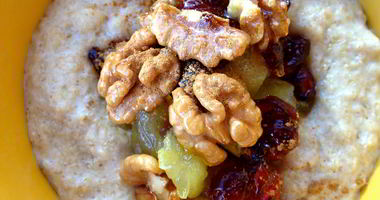 Рецепт Овсяной каши с яблоком, клюквой и грецким орехом