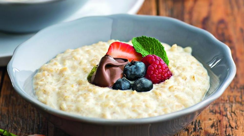 Как приготовить овсяную кашу с ягодами и ореховой пастой