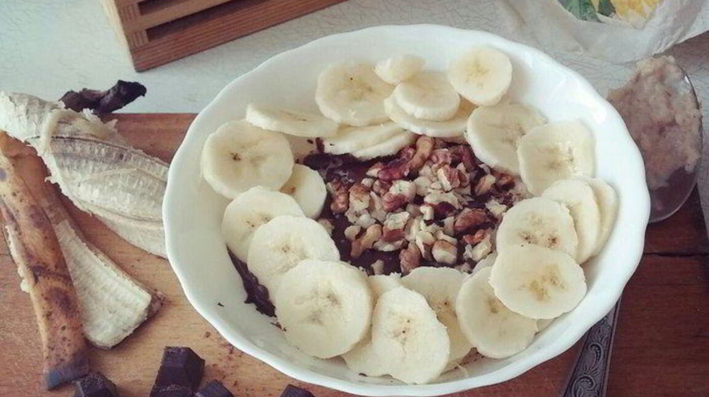 Как приготовить овсянку с темным шоколадом, бананом и грецким орехом