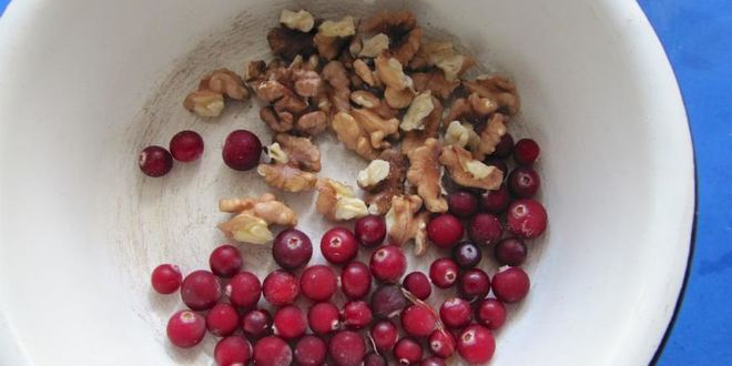 Рецепт овсянки, запеченной с яблоками, клюквой и грецкими орехами
