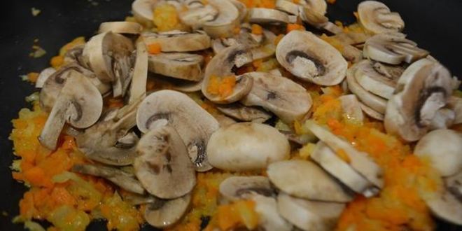 Рецепт перловой каши с мясом и грибами в горшочке