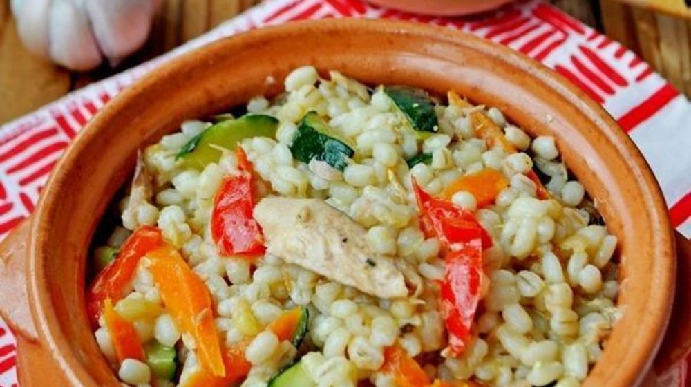 Как приготовить перловую кашу с тунцом и овощами