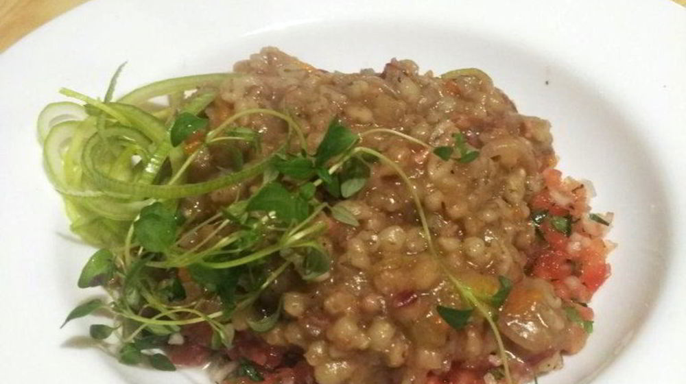 Как приготовить перловую кашу с тушеной говядиной и конкассе из томатов