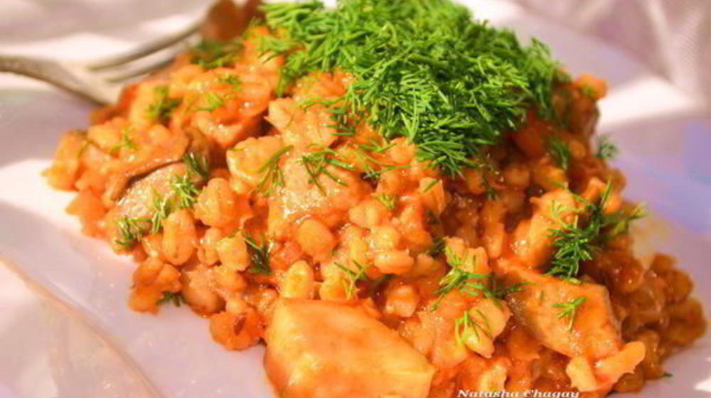 Как приготовить перловку со свининой и грибами в томатном соусе