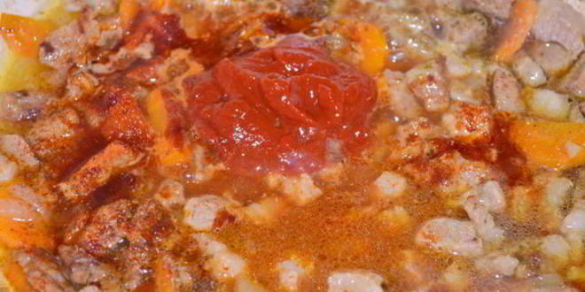 Рецепт перловки со свининой и грибами в томатном соусе