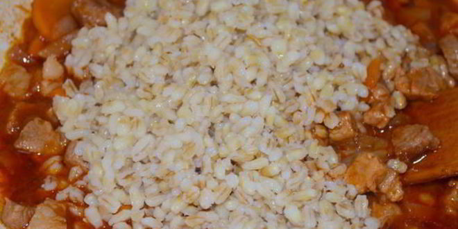 Рецепт перловки со свининой и грибами в томатном соусе