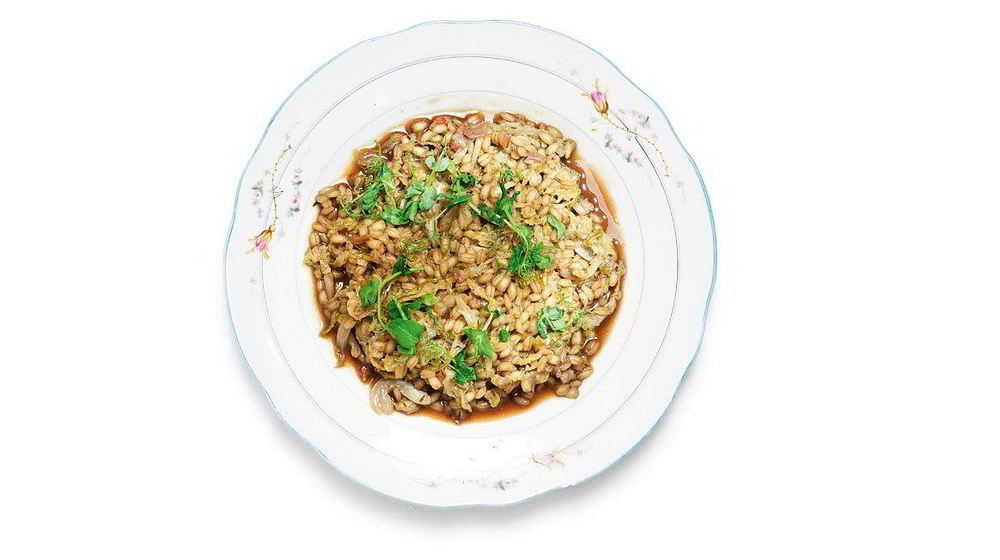 Как приготовить перловку, томленую с гранатовым соусом и савойской капустой