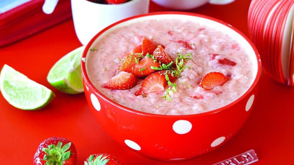 Как приготовить кокосовую рисовую кашу с клубникой