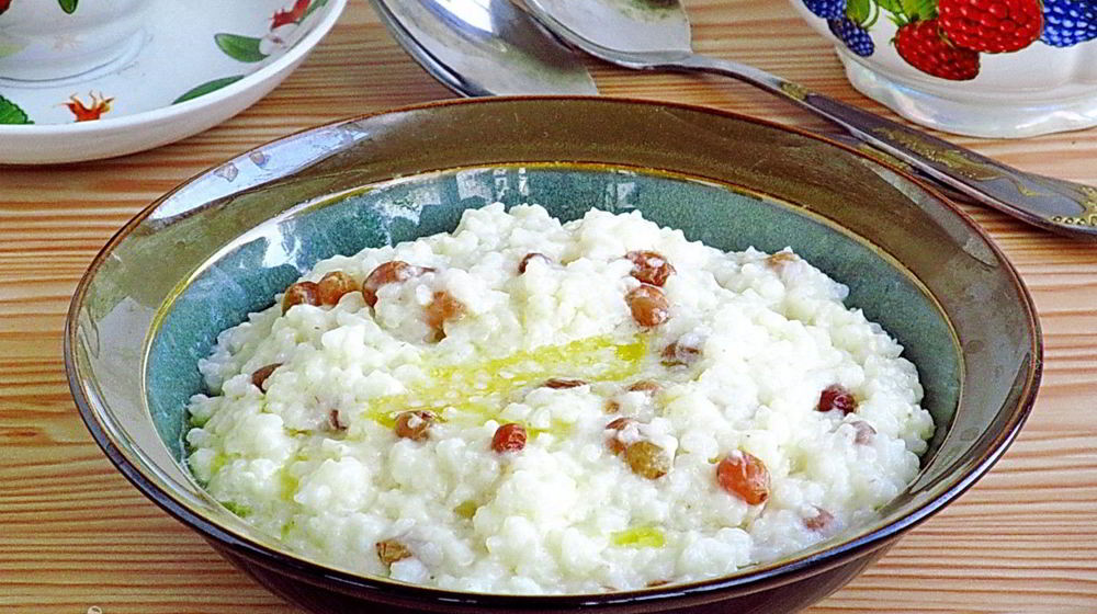 Как приготовить рисовую кашу на молоке с изюмом