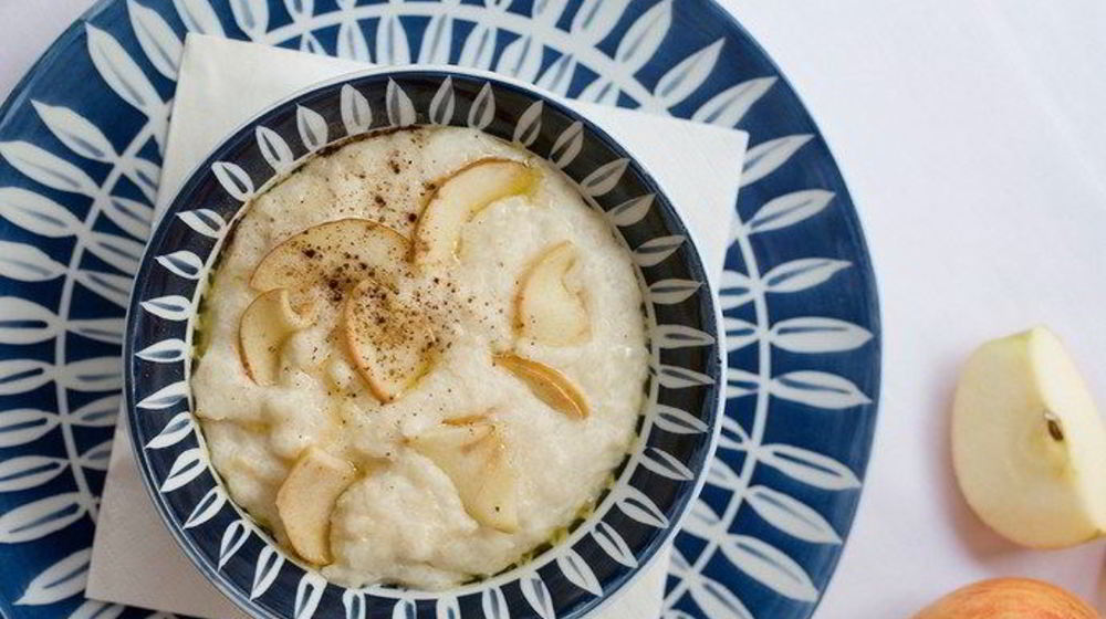 Как приготовить рисовую кашу с корицей и яблоками