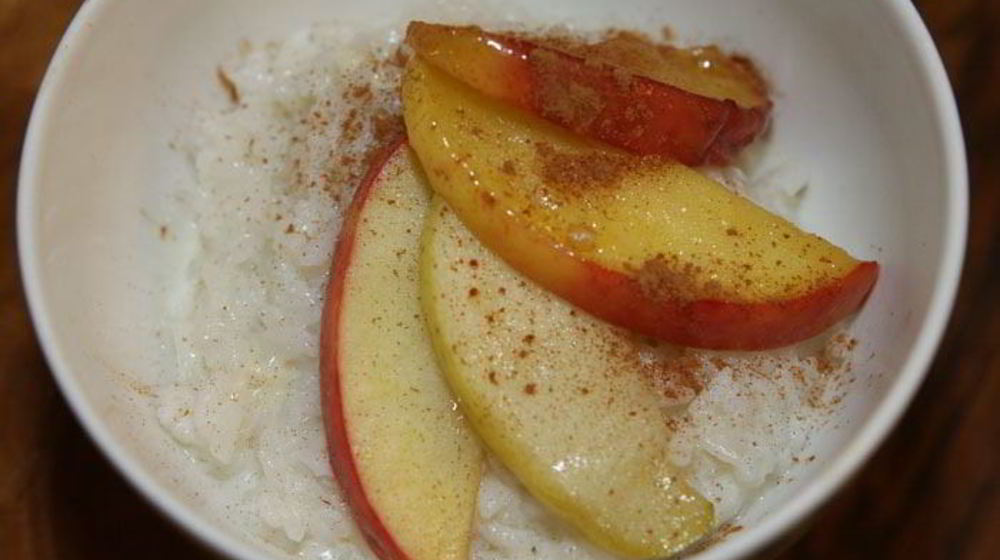 Как приготовить рисовую кашу с яблоками, медом и корицей