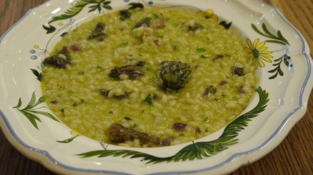 Как приготовить рисовую кашу со сморчками и зеленым горошком