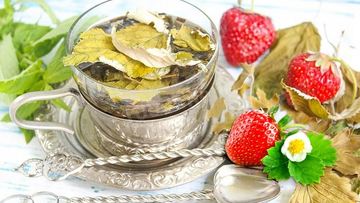 Рецепт Чая из сушеных листьев малины, клубники и смородины