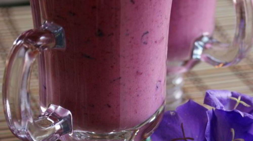 Как приготовить чернично-клубничный коктейль