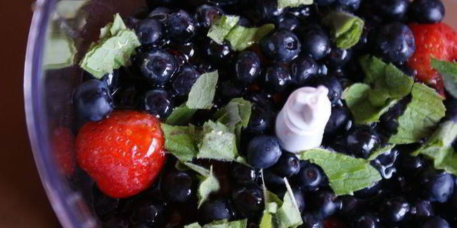 Рецепт чернично-клубничного коктейль