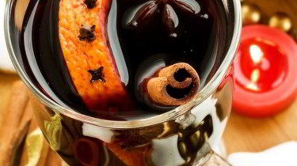 Как приготовить новогодний глинтвейн со специями и джином