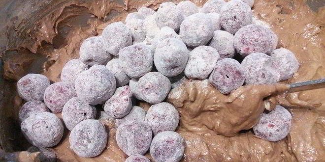 Рецепт шоколадного гугельхупфа с вишней на глинтвейне