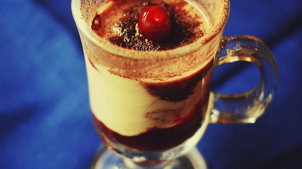 Как приготовить эггнога с бренди и свежея вишнея