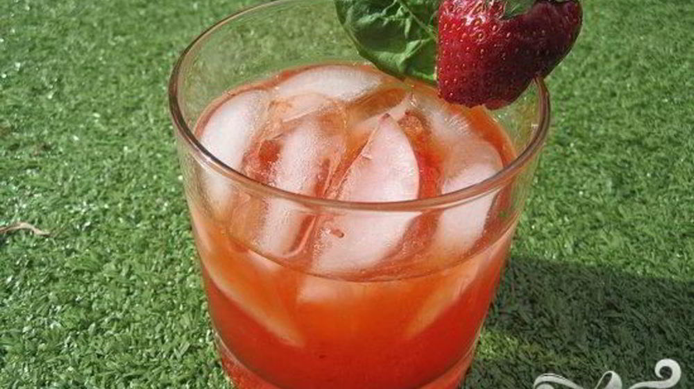 Как приготовить клубничный коктейль с базиликом