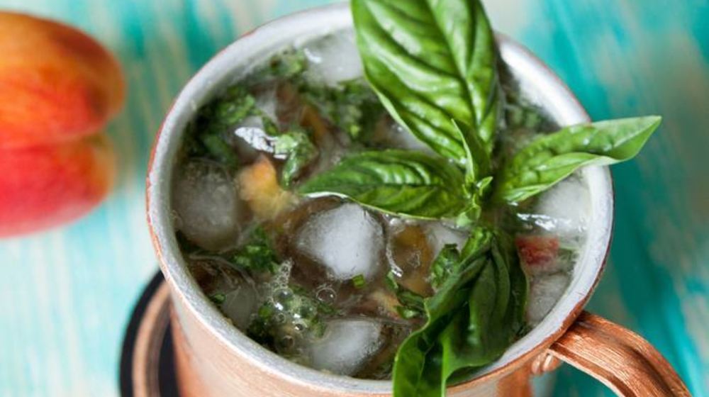 Как приготовить коктейль московский мул с персиком и базиликом