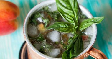 Рецепт Коктейля Московского мул с персиком и базиликом