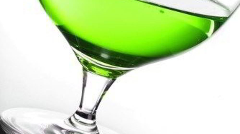 Как приготовить новогодний крюшон с джином, шартрезом и еловой хвоей