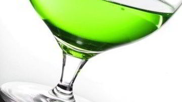 Рецепт Новогоднего крюшона с джином, шартрезом и еловой хвоей