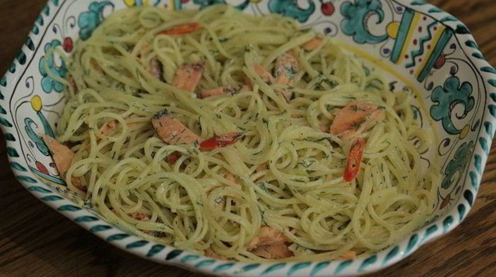 Как приготовить спагетти с копченой форелью и джином