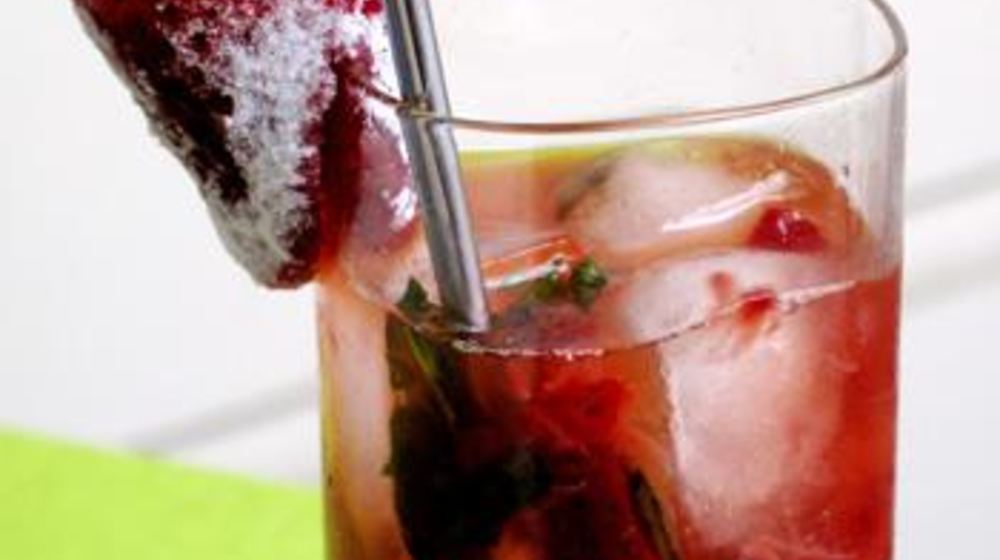 Как приготовить весенний клубничный коктейль