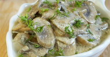 Рецепт Грибов с вином и сметаной