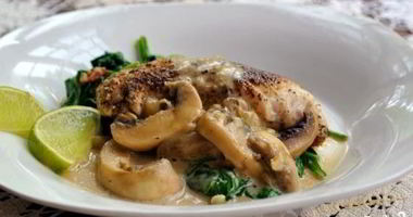 Рецепт Линя, тушеного с вином и шампиньонами