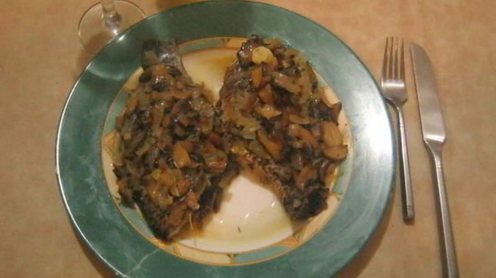 Как приготовить рыбу в сливочном масле с вином и чесноком