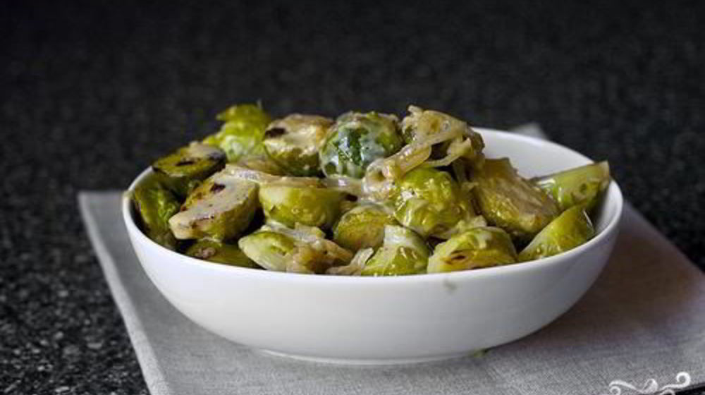 Как приготовить тушеную брюссельскую капусту с вином и луком
