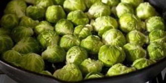 Рецепт тушеной брюссельской капусты с вином и луком