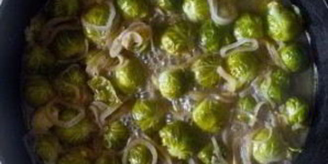 Рецепт тушеной брюссельской капусты с вином и луком