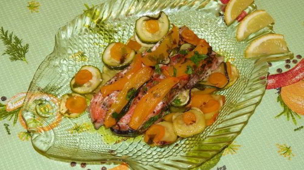 Как приготовить запеченную в кармашках форель с вином и овощами
