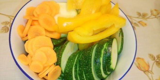 Рецепт запеченной в кармашках форель с вином и овощами